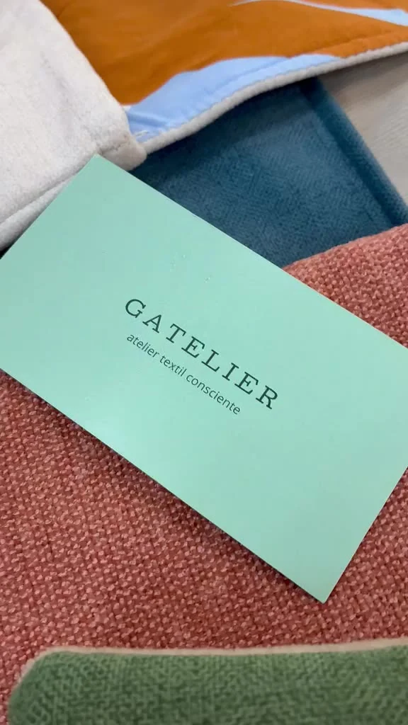 Telas recuperadas en tonos ocre, azul y verde junto a una tarjeta menta de Gatelier