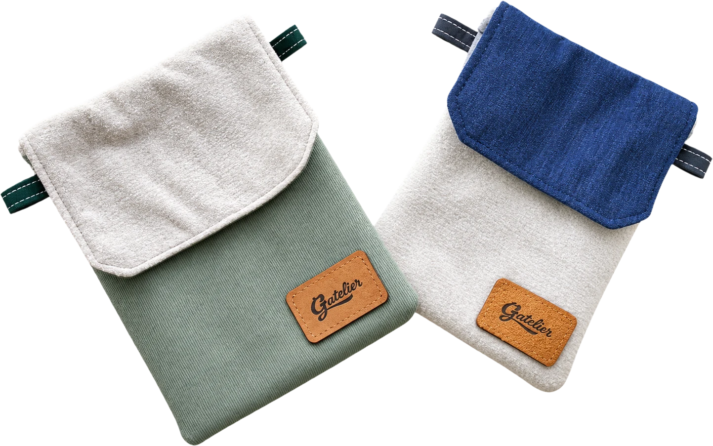 Dos productos Gatelier: uno verde salvia con solapa cruda y otro crudo con solapa azul, ambos con parche de cuero